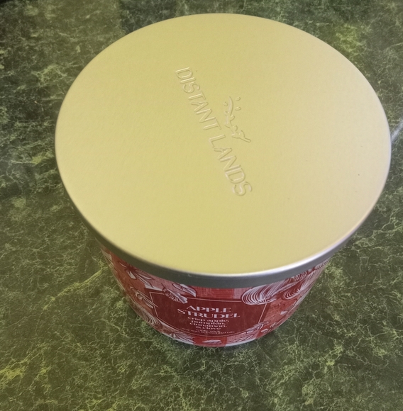 Distance Land Apple Struddle Candle - Picture 3 of 3